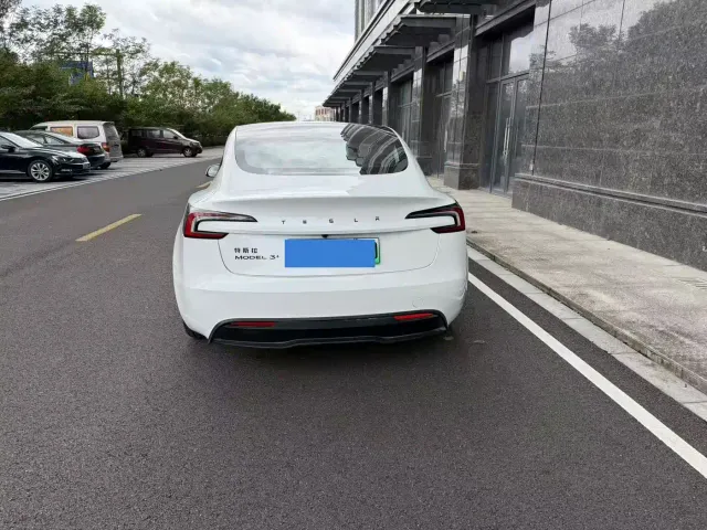 Tesla Model 3 — Фото автомобиля 5