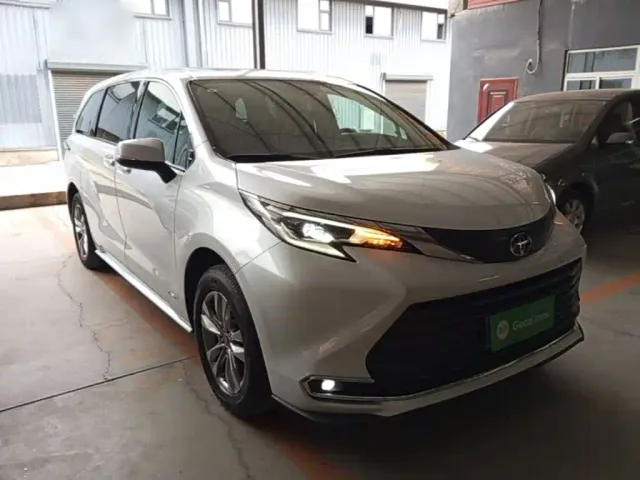 Toyota Sienna — Фото автомобиля 3