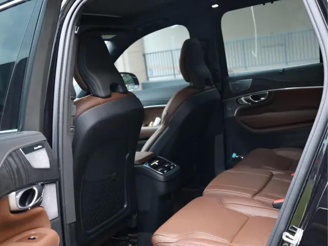 Volvo XC90 — Фото автомобиля 10