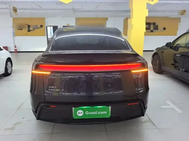 Tesla Model Y — Фото автомобиля 5