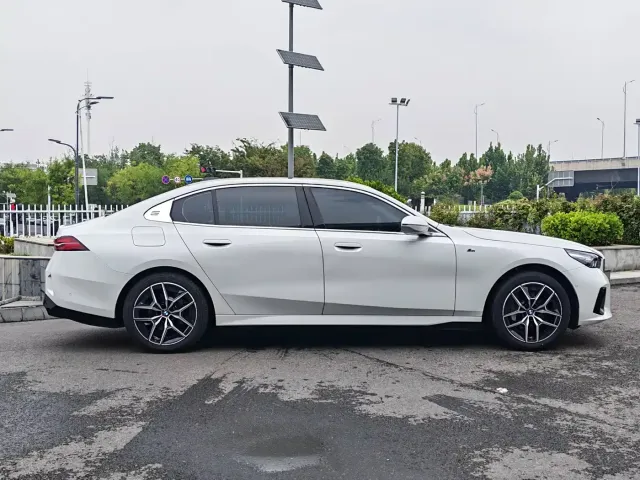 BMW i5 — Фото автомобиля 4