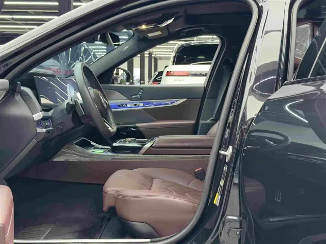 BMW i7 — Фото автомобиля 7