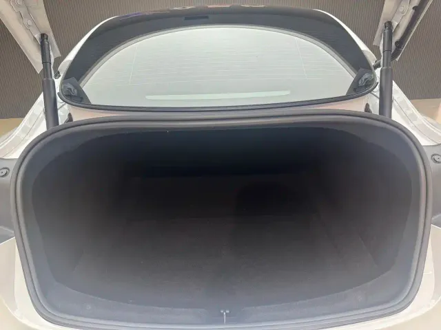 Tesla Model 3 — Фото автомобиля 7