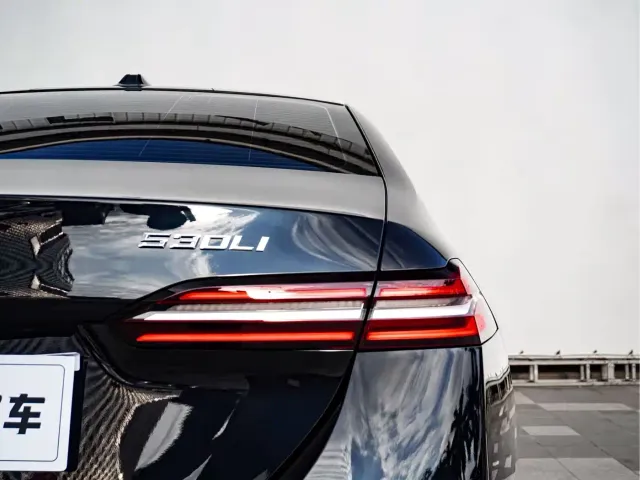 BMW 5 Series — Фото автомобиля 9