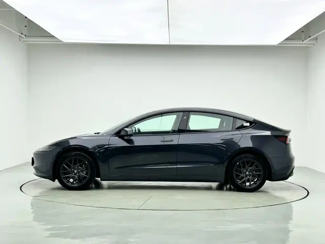 Tesla Model 3 — Фото автомобиля 3