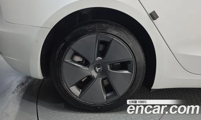 Tesla Model 3 — Фото автомобиля 5