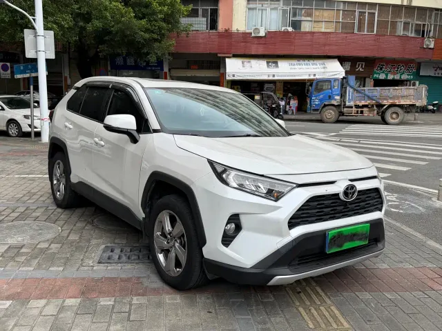 Toyota RAV4 — Фото автомобиля 3