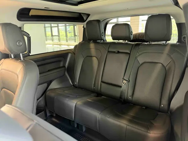 Land Rover Defender — Фото автомобиля 8