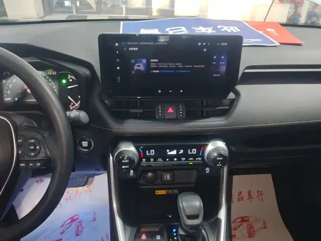 Toyota RAV4 — Фото автомобиля 12