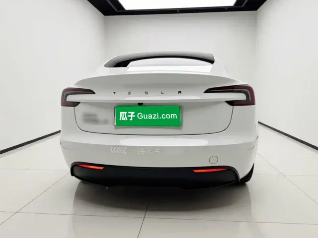 Tesla Model 3 — Фото автомобиля 5