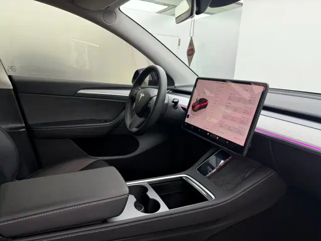 Tesla Model Y — Фото автомобиля 16