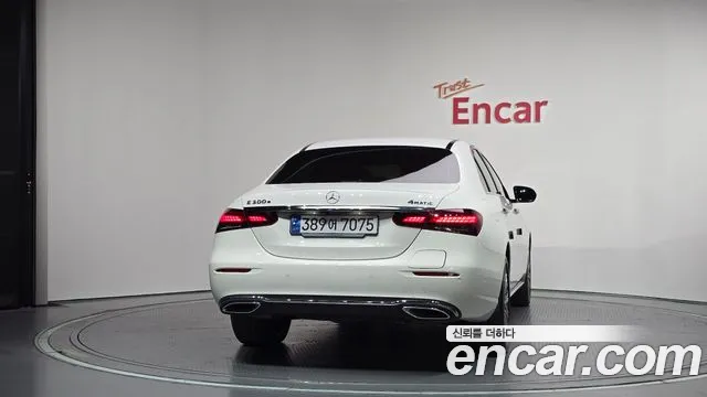 Mercedes-Benz E-Class — Фото автомобиля 4