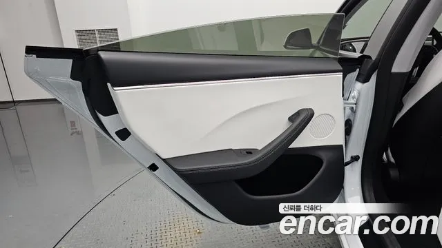 Tesla Model 3 — Фото автомобиля 14