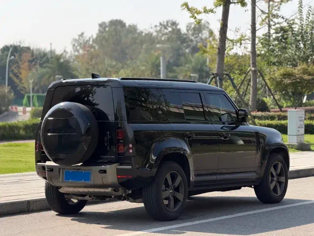 Land Rover Defender — Фото автомобиля 9