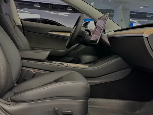Tesla Model 3 — Фото автомобиля 19