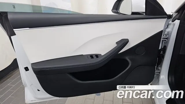 Tesla Model 3 — Фото автомобиля 4