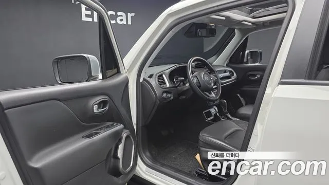 Jeep Renegade — Фото автомобиля 10