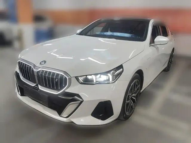 Фотография автомобиля — BMW i5