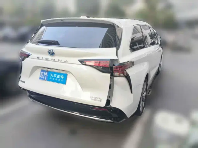 Toyota Sienna — Фото автомобиля 2