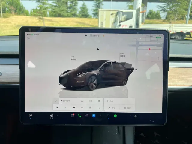 Tesla Model 3 — Фото автомобиля 10