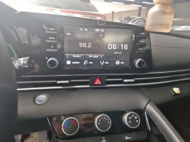 Hyundai Elantra — Фото автомобиля 12