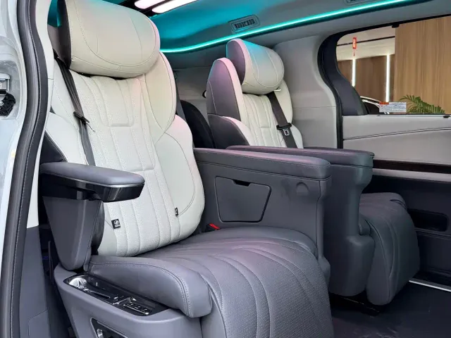 Toyota Sienna — Фото автомобиля 9