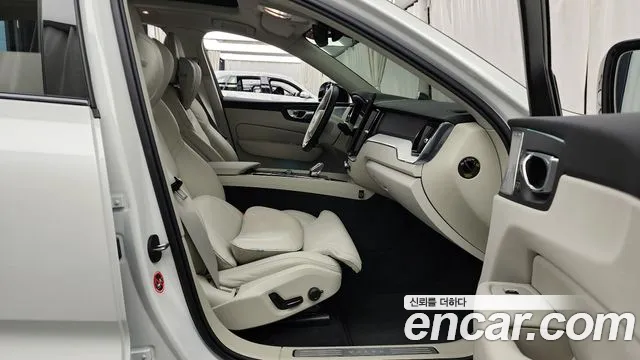 Вольво XC60 — Фото автомобиля 11