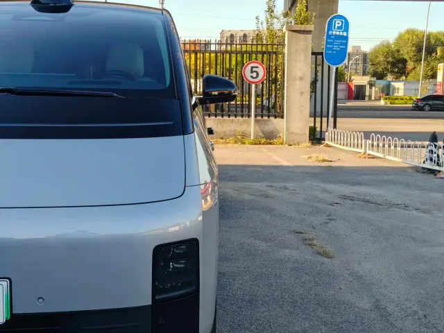 Li Auto MEGA — Фото автомобиля 4