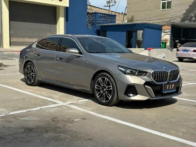 BMW 5 Series — Фото автомобиля 3