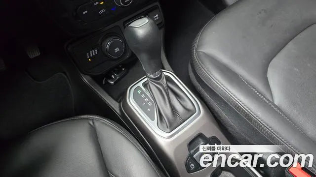 Jeep Renegade — Фото автомобиля 12