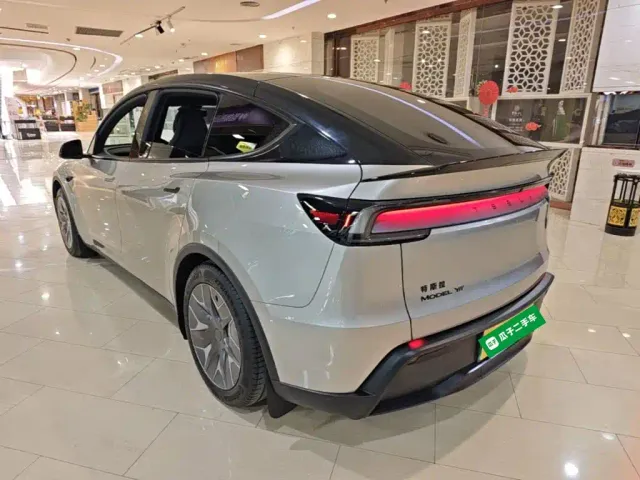 Tesla Model Y L — Фото автомобиля 4