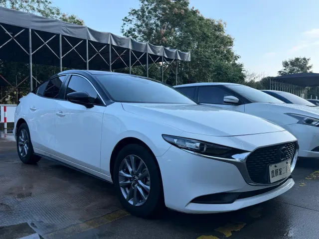 Mazda Axela — Фото автомобиля 3