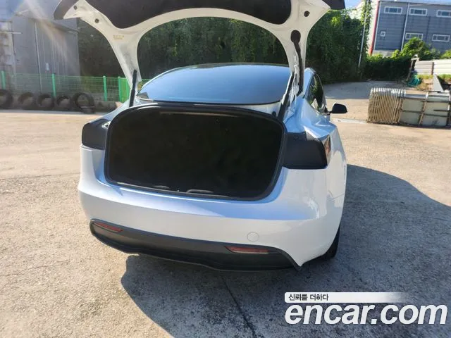 Tesla Model 3 — Фото автомобиля 16