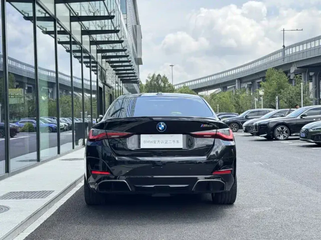 BMW i4 — Фото автомобиля 4