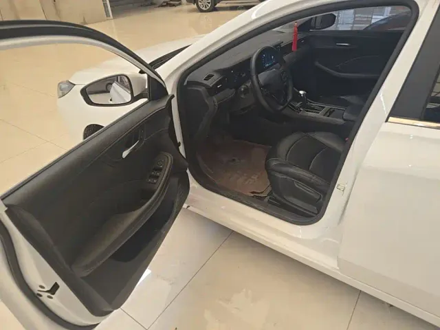 Roewe i5 — Фото автомобиля 15