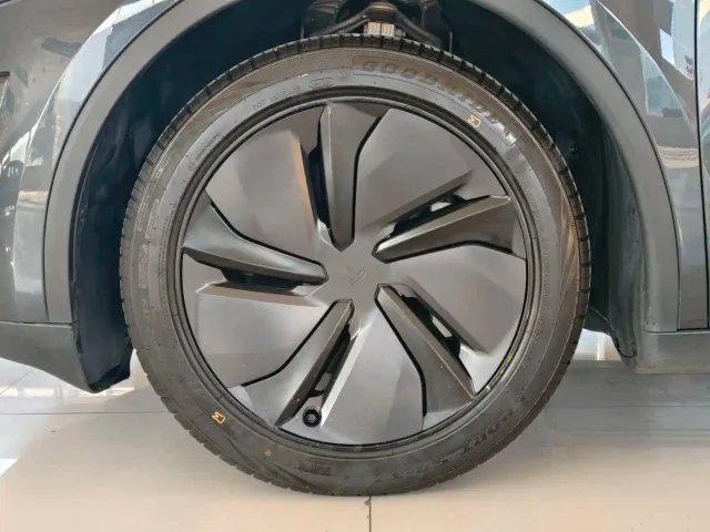 Tesla Model Y — Фото автомобиля 11