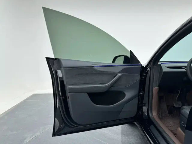 Tesla Model Y L — Фото автомобиля 11