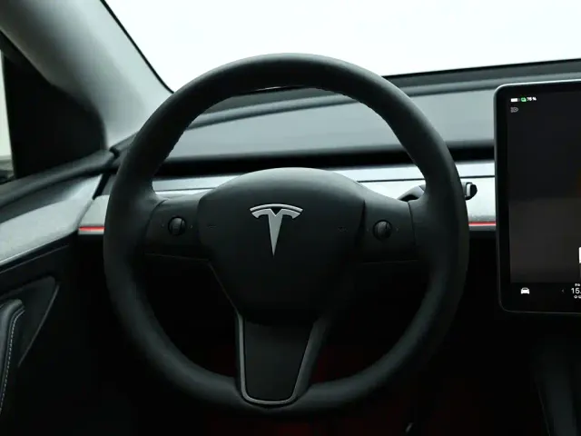 Tesla Model Y — Фото автомобиля 16