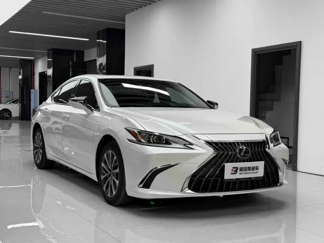 Lexus ES — Фото автомобиля 3