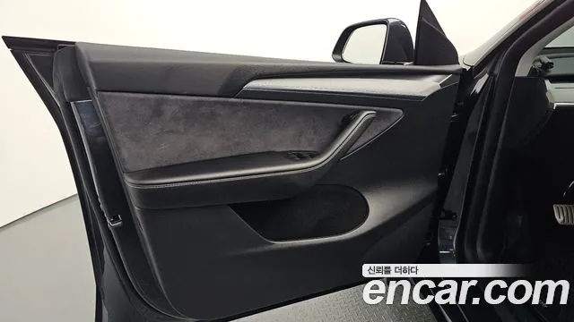 Tesla Model Y — Фото автомобиля 24