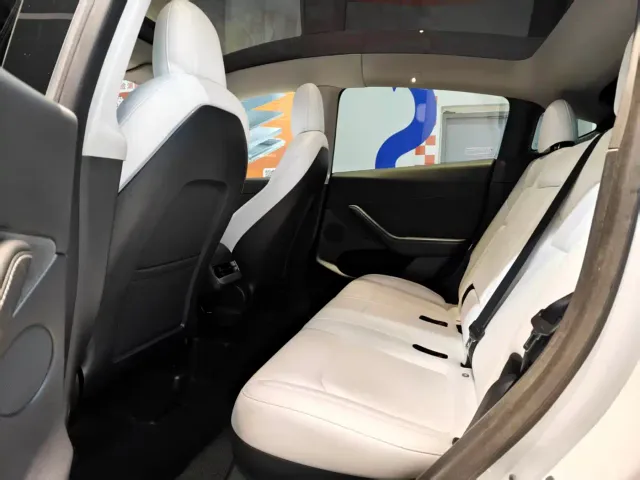 Tesla Model Y — Фото автомобиля 4
