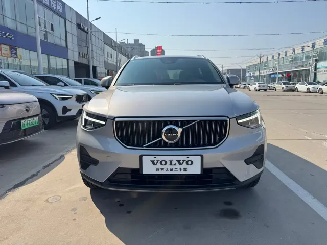 Volvo XC40 — Фото автомобиля 2