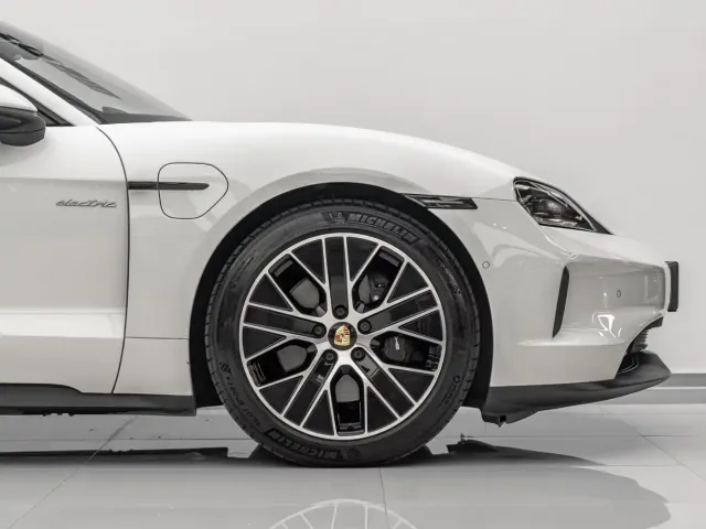 Porsche Taycan — Фото автомобиля 13