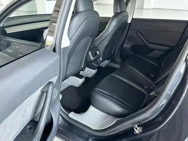 Tesla Model Y — Фото автомобиля 16