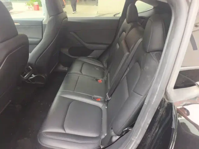 Tesla Model Y — Фото автомобиля 16