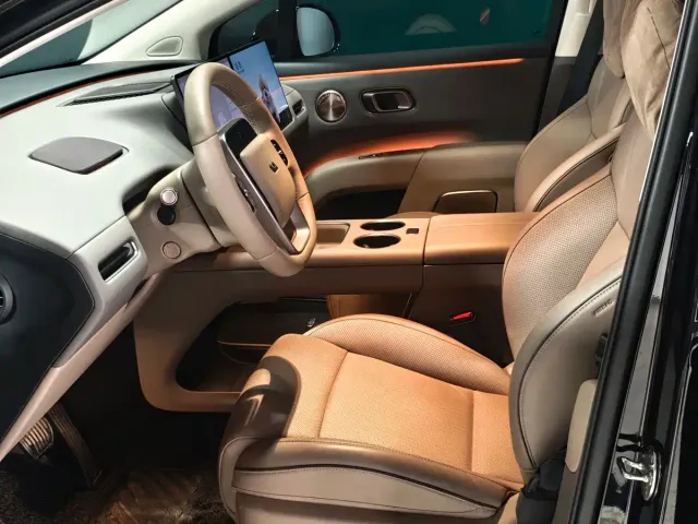 Li Auto i8 — Фото автомобиля 4