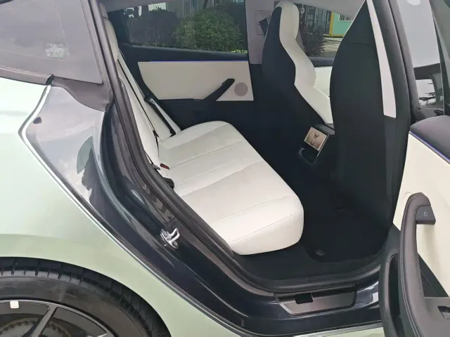 Tesla Model 3 — Фото автомобиля 12