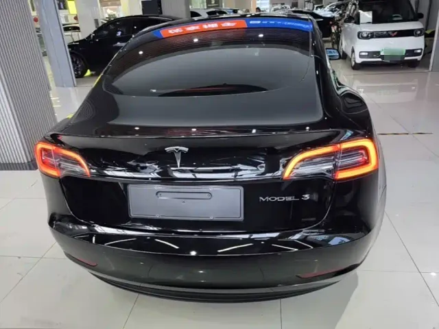 Tesla Model 3 — Фото автомобиля 5
