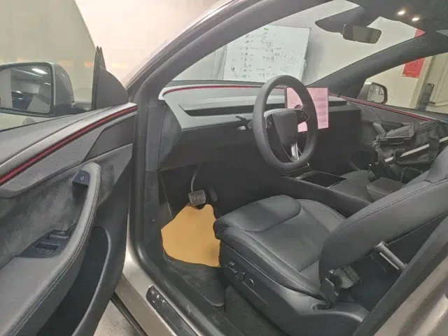 Tesla Model Y L — Фото автомобиля 15