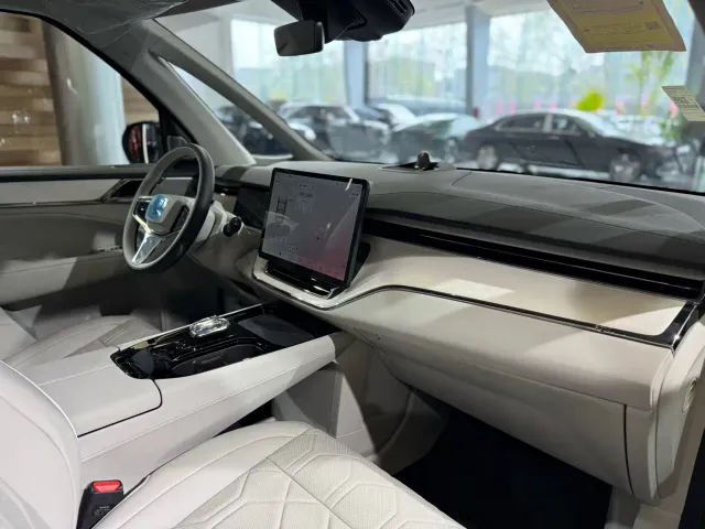 Volvo EM90 — Фото автомобиля 22